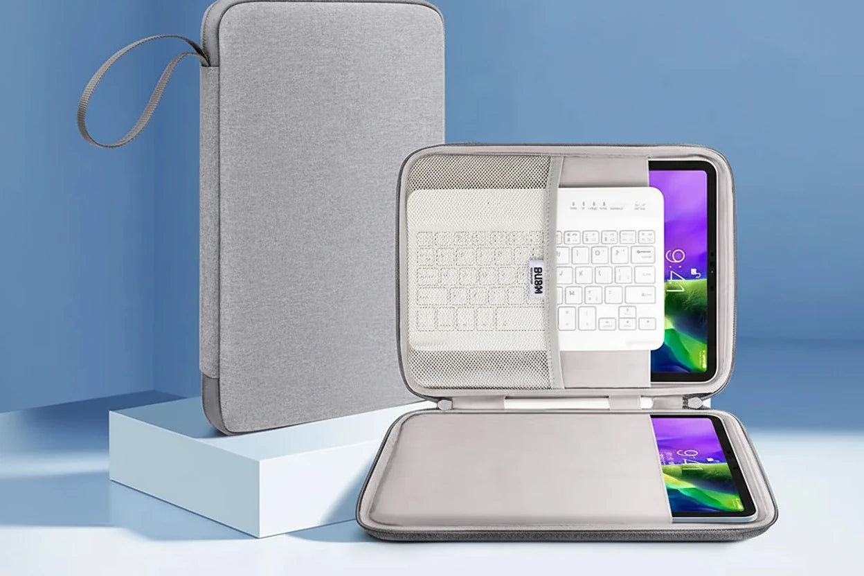 Leichte Tablet-Handtasche aus robustem Nylon für Tablets von 9–11 Zoll. Mit gepolstertem Schutz, praktischer Innenaufteilung und wasserabweisendem Design – ideal für Alltag, Reisen und Business.