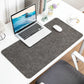 Große Schreibtischunterlage aus Leder – perfektes Setup für dein Home Office
Diese elegante Schreibtischunterlage aus Kunstleder kombiniert Schutz, Komfort und modernes Design. Die glatte Oberfläche ermöglicht präzise Mausbewegungen und ein angenehmes Schreibgefühl, während sie deinen Schreibtisch vor Abnutzung schützt. Perfekt für ein stilvolles und produktives Home Office.