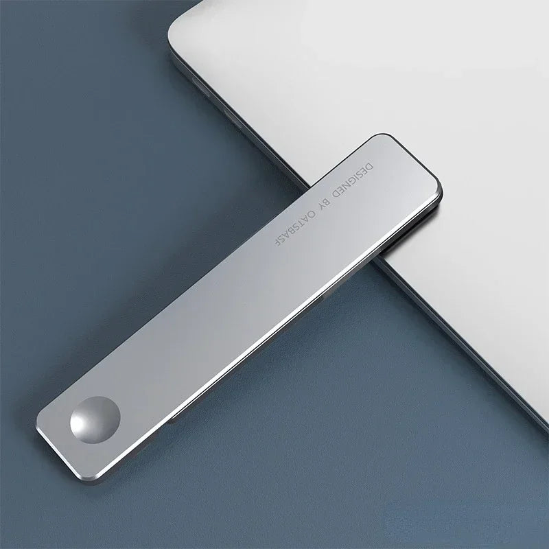 Magnetischer Laptop-Phone-Halter aus Aluminium zur seitlichen Befestigung von Smartphone oder Tablet am Laptop oder Monitor. Ideal für Multitasking, Video-Calls und produktives Arbeiten im Büro oder Homeoffice – kompakt, stabil und leicht transportierbar.