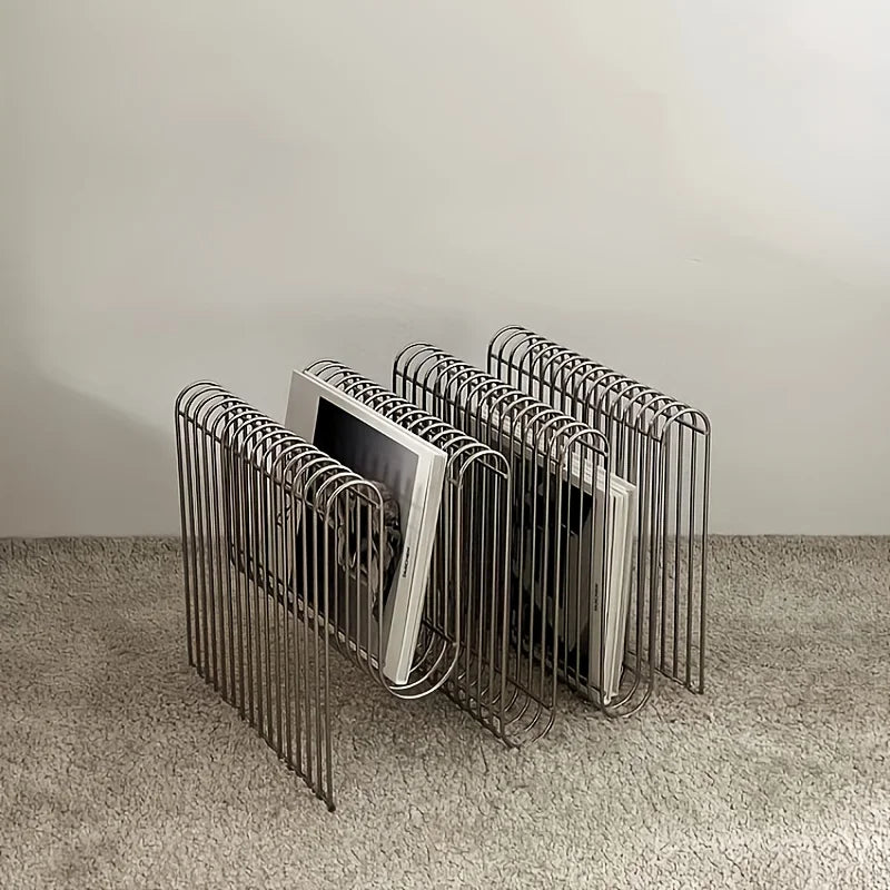 Moderner Tisch mit integriertem Bücherregal für eine platzsparende Kombination aus Arbeitsfläche und Stauraum. Ideal für Homeoffice, Wohnzimmer oder kleine Räume – bietet Platz für Bücher, Dokumente und Zubehör. Das minimalistische Design, die stabile Konstruktion und die vielseitige Nutzung machen ihn zur praktischen Lösung für einen organisierten Arbeitsplatz.