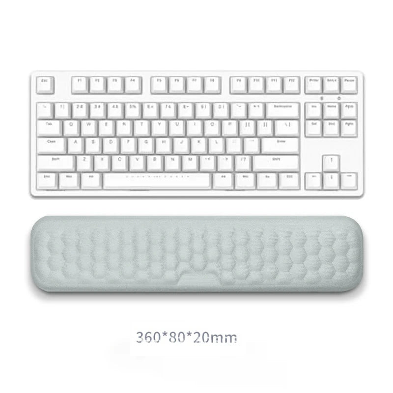 Ergonomisches 2-in-1 Handgelenkauflagen Set – komfortabel arbeiten im Home Office
Dieses hochwertige Set für Tastatur und Maus aus Memory Foam passt sich perfekt an deine Handgelenke an und sorgt für mehr Komfort bei langen Arbeitszeiten. Das ergonomische Design unterstützt eine gesunde Haltung, während die rutschfeste Unterseite Stabilität garantiert. Perfekt für produktives Arbeiten im Home Office, Büro oder beim Gaming.
