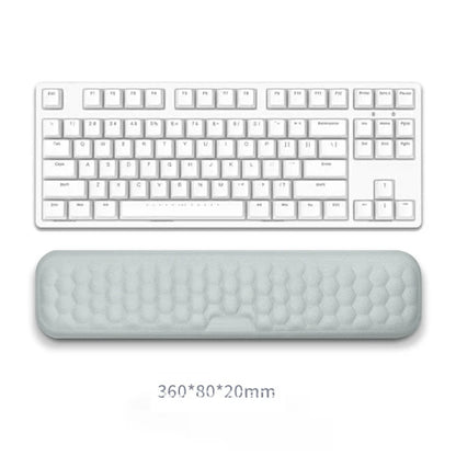 Ergonomisches 2-in-1 Handgelenkauflagen Set – komfortabel arbeiten im Home Office
Dieses hochwertige Set für Tastatur und Maus aus Memory Foam passt sich perfekt an deine Handgelenke an und sorgt für mehr Komfort bei langen Arbeitszeiten. Das ergonomische Design unterstützt eine gesunde Haltung, während die rutschfeste Unterseite Stabilität garantiert. Perfekt für produktives Arbeiten im Home Office, Büro oder beim Gaming.
