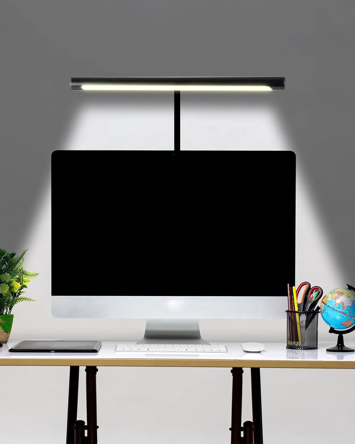 Blendfreie LED-Lichtleiste für das Homeoffice. Die Lampe bietet eine breite, gleichmäßige Ausleuchtung über dem Schreibtisch und entlastet die Augen bei langen Arbeitsstunden.