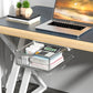 Ausziehbare Untertisch-Schublade für mehr Stauraum und einen aufgeräumten Arbeitsplatz im Homeoffice oder Büro. Die platzsparende Montage unter der Tischplatte schafft versteckten Stauraum für Stifte, Kabel, Ladegeräte und Zubehör, ohne Arbeitsfläche zu verlieren. Praktisch, robust und ideal für eine organisierte Schreibtischumgebung.