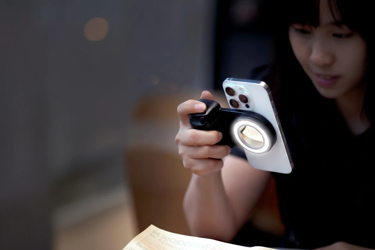 Multifunktionaler Selfie-Grip mit starker Magnetfixierung, Anti-Shake-Technologie und abnehmbarer Bluetooth-Fernbedienung. Mit integriertem Fill-Light für stabile Fotos, Videos und Social-Media-Content – flexibel, kompakt und professionell.