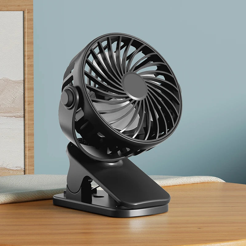Tragbarer Clip-Ventilator mit 720° Rotation für flexible Luftzirkulation in jedem Winkel. Mit 3 Geschwindigkeitsstufen und integriertem LED-Nachtlicht sorgt er für Komfort bei Tag und Nacht. Dank Clip-, Tisch- oder Wandmontage vielseitig einsetzbar im Homeoffice, Schlafzimmer oder unterwegs. Wiederaufladbar per USB, kompakt und leicht – ideal für Reisen, Büro und Camping.