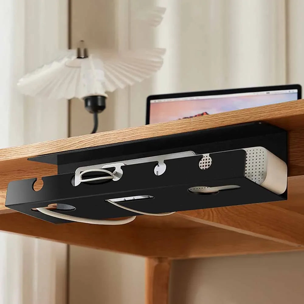 Untertisch Kabelablage aus Metall mit Clamp-Montage ohne Bohren für ordentliches Kabelmanagement am Schreibtisch. Ideal für Steckdosenleisten, Netzteile und Ladegeräte – perfekt für Büro, Homeoffice oder Gaming-Setup.