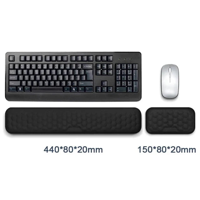 Ergonomisches 2-in-1 Handgelenkauflagen Set – komfortabel arbeiten im Home Office
Dieses hochwertige Set für Tastatur und Maus aus Memory Foam passt sich perfekt an deine Handgelenke an und sorgt für mehr Komfort bei langen Arbeitszeiten. Das ergonomische Design unterstützt eine gesunde Haltung, während die rutschfeste Unterseite Stabilität garantiert. Perfekt für produktives Arbeiten im Home Office, Büro oder beim Gaming.