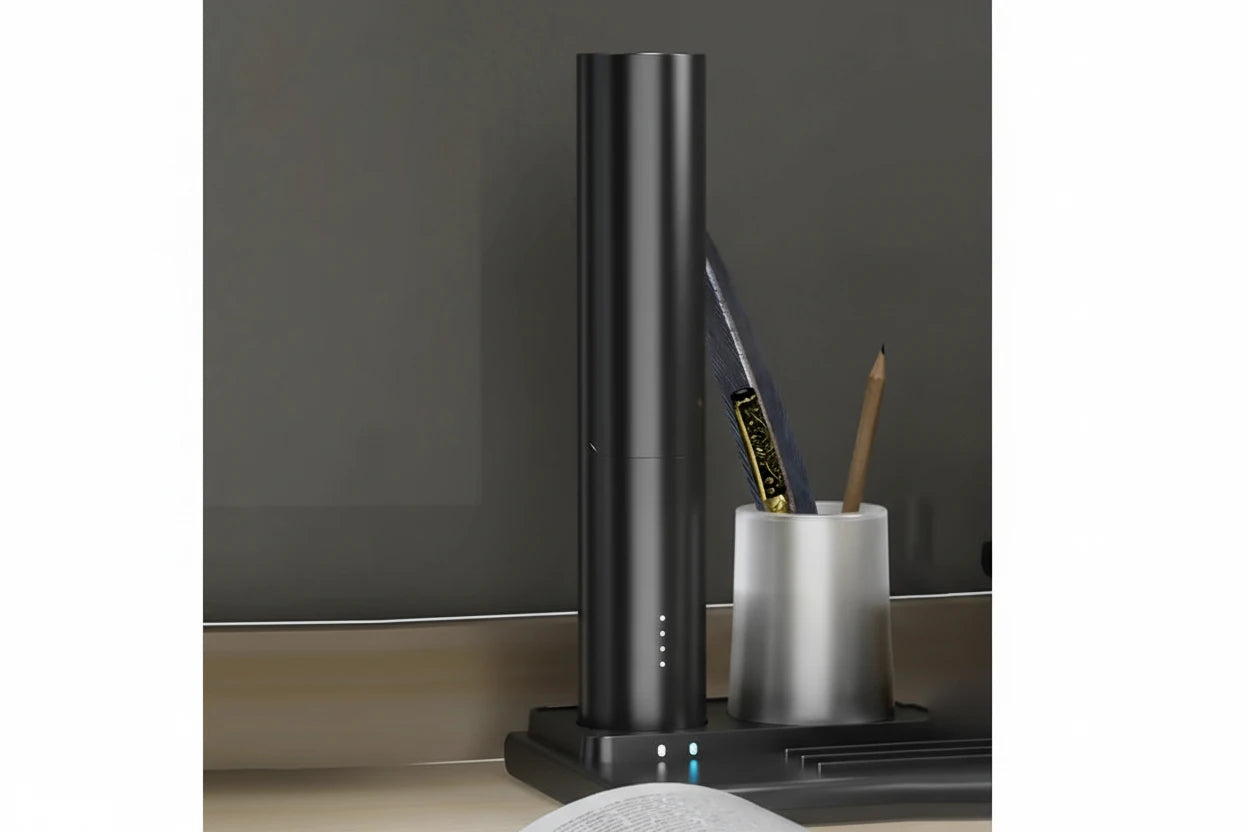 Schreibtischlampe mit Wireless Charging – mehr Komfort im Home Office
Diese smarte LED Lampe vereint Beleuchtung, kabelloses Laden und Organisation in einem modernen Design. Dank verstellbarem Licht, Smartphone-Halterung und integriertem Ladegerät ist sie perfekt für einen produktiven und aufgeräumten Arbeitsplatz im Home Office.