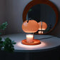 Tischlampe mit Kerzenwärmer für gemütliche Homeoffice-Beleuchtung und entspannte Arbeitsatmosphäre.
Elegante LED Tischlampe mit Duftwachswärmer für Büro, Schreibtisch und Homeoffice.
