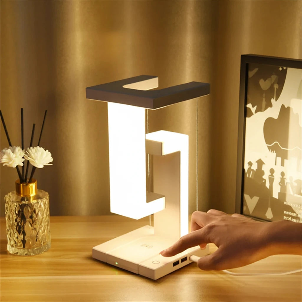 Schwebende Tischlampe mit Wireless Charger – Design trifft Funktion im Home Office
Diese außergewöhnliche LED Lampe mit schwebendem Design ist ein echter Hingucker und bietet gleichzeitig kabelloses Laden, USB-Anschluss und dimmbares Licht. Ideal für alle, die modernes Design und smarte Funktionen in ihrem Home Office oder Schlafzimmer kombinieren möchten.