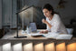 Dual-Head LED Schreibtischlampe mit flexiblem 180° Schwenkarm, 5 Farbmodi und 10 Helligkeitsstufen für optimale Arbeitsplatzbeleuchtung. Augenschonendes Licht, Touch-Steuerung und USB-Ladeports – ideal für Büro, Homeoffice, Studium oder Lesen.