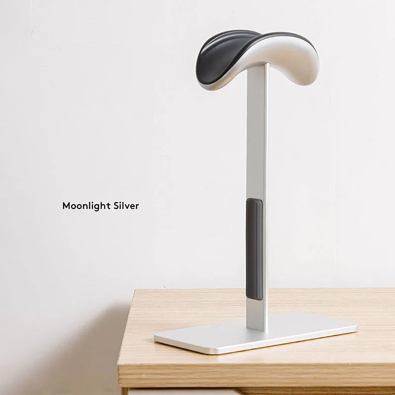 Eleganter Kopfhörerständer aus Aluminiumlegierung für sichere Aufbewahrung von Over-Ear-Headsets wie AirPods Max. Stabiler Desktop-Stand mit rutschfesten Silikonpads – ideal für Schreibtisch, Gaming-Setup oder Homeoffice