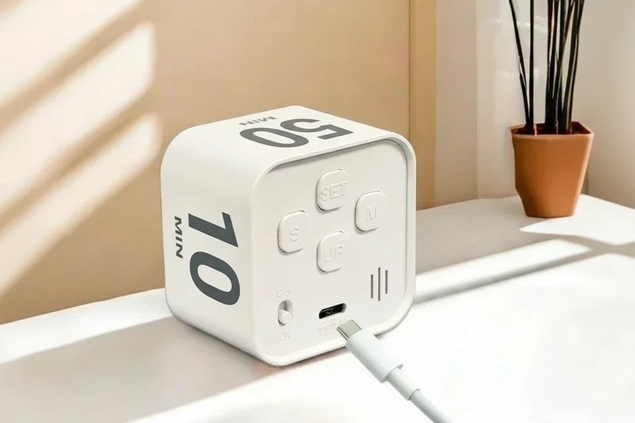 Smarter Cube Timer – mehr Fokus und Struktur im Home Office
Mit diesem praktischen Cube Timer organisierst du deine Arbeitszeit ganz einfach. Durch Drehen startest du sofort voreingestellte Zeiten wie 5, 10 oder 25 Minuten – perfekt für produktives Arbeiten und effektives Zeitmanagement. Ideal für Home Office, Lernen und konzentrierte Work Sessions.