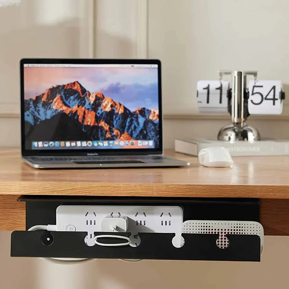 Untertisch Kabelablage aus Metall mit Clamp-Montage ohne Bohren für ordentliches Kabelmanagement am Schreibtisch. Ideal für Steckdosenleisten, Netzteile und Ladegeräte – perfekt für Büro, Homeoffice oder Gaming-Setup.