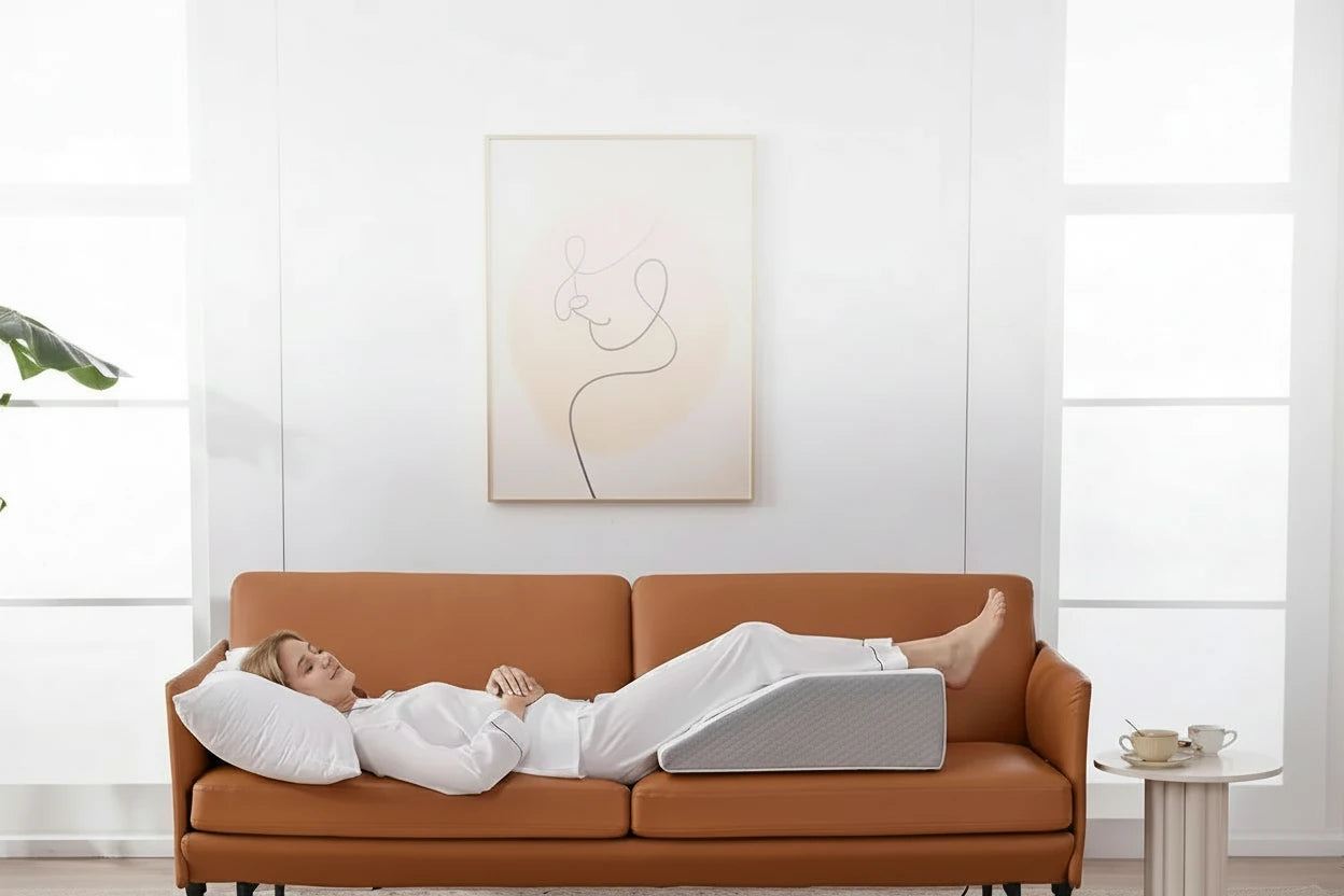 Ergonomisches Beinkissen aus Memory Foam zur komfortablen Hochlagerung der Beine beim Schlafen oder Entspannen. Unterstützt eine natürliche Liegeposition, entlastet Beine und Hüfte und sorgt für mehr Komfort bei Rücken- und Seitenschläfern.