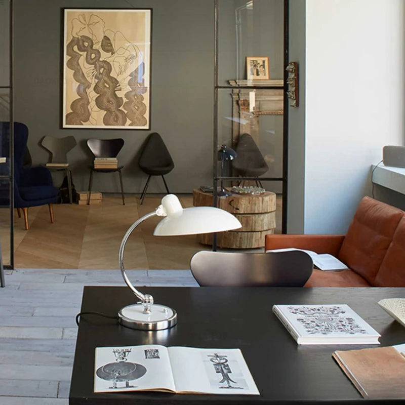 Moderne Tischlampe im Bauhaus- und Nordic-Design – stilvolles Licht für dein Home Office
Diese elegante Tischlampe vereint zeitloses Design mit praktischer Funktionalität. Die verstellbare Lichtausrichtung sorgt für optimalen Komfort beim Arbeiten, während das minimalistische Design jeden Raum optisch aufwertet. Perfekt für ein modernes und gemütliches Home Office

