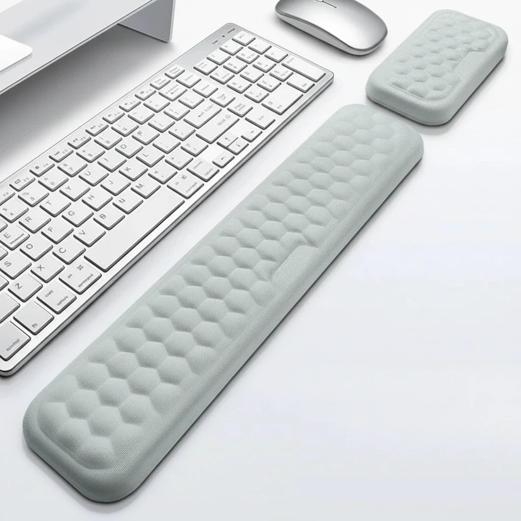 Ergonomisches 2-in-1 Handgelenkauflagen Set – komfortabel arbeiten im Home Office
Dieses hochwertige Set für Tastatur und Maus aus Memory Foam passt sich perfekt an deine Handgelenke an und sorgt für mehr Komfort bei langen Arbeitszeiten. Das ergonomische Design unterstützt eine gesunde Haltung, während die rutschfeste Unterseite Stabilität garantiert. Perfekt für produktives Arbeiten im Home Office, Büro oder beim Gaming.