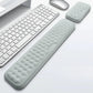 Ergonomisches 2-in-1 Handgelenkauflagen Set – komfortabel arbeiten im Home Office
Dieses hochwertige Set für Tastatur und Maus aus Memory Foam passt sich perfekt an deine Handgelenke an und sorgt für mehr Komfort bei langen Arbeitszeiten. Das ergonomische Design unterstützt eine gesunde Haltung, während die rutschfeste Unterseite Stabilität garantiert. Perfekt für produktives Arbeiten im Home Office, Büro oder beim Gaming.