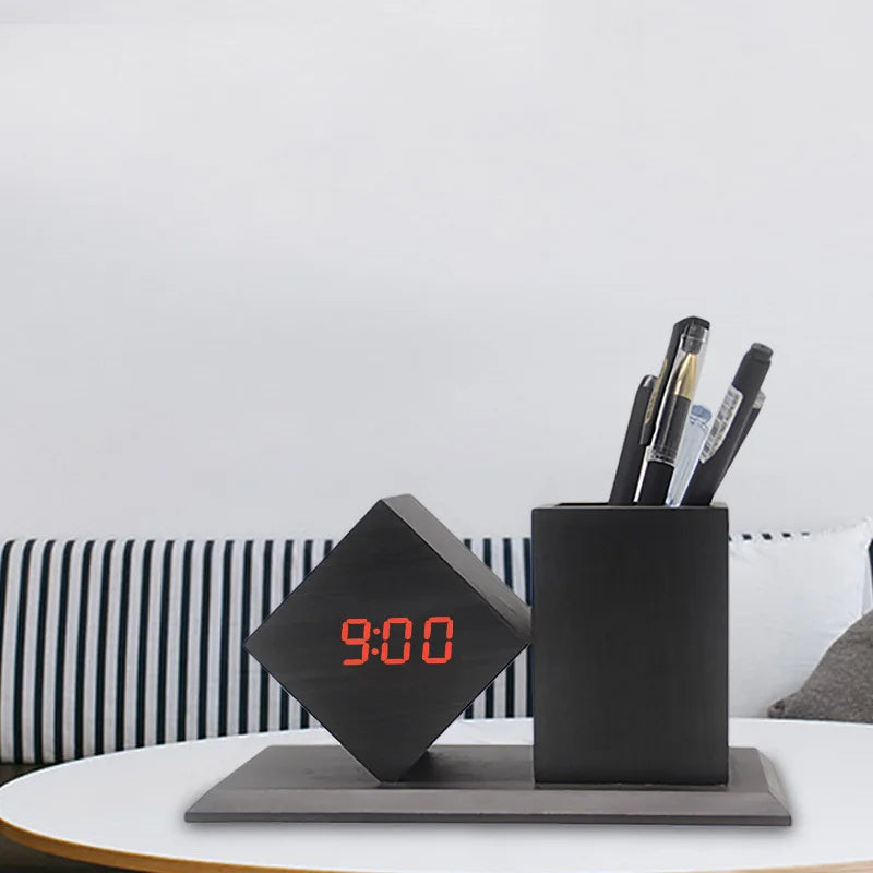 Moderne Holz-Digitaluhr mit integriertem Stiftehalter für mehr Ordnung auf dem Schreibtisch. Das 3-in-1 Design kombiniert LED-Uhr, Organizer und Stiftehalter in einem platzsparenden Gehäuse. Mit USB- oder Batteriebetrieb, natürlicher Holzoptik und praktischer Aufbewahrung ist sie ideal für Homeoffice, Büro oder Arbeitszimmer.
