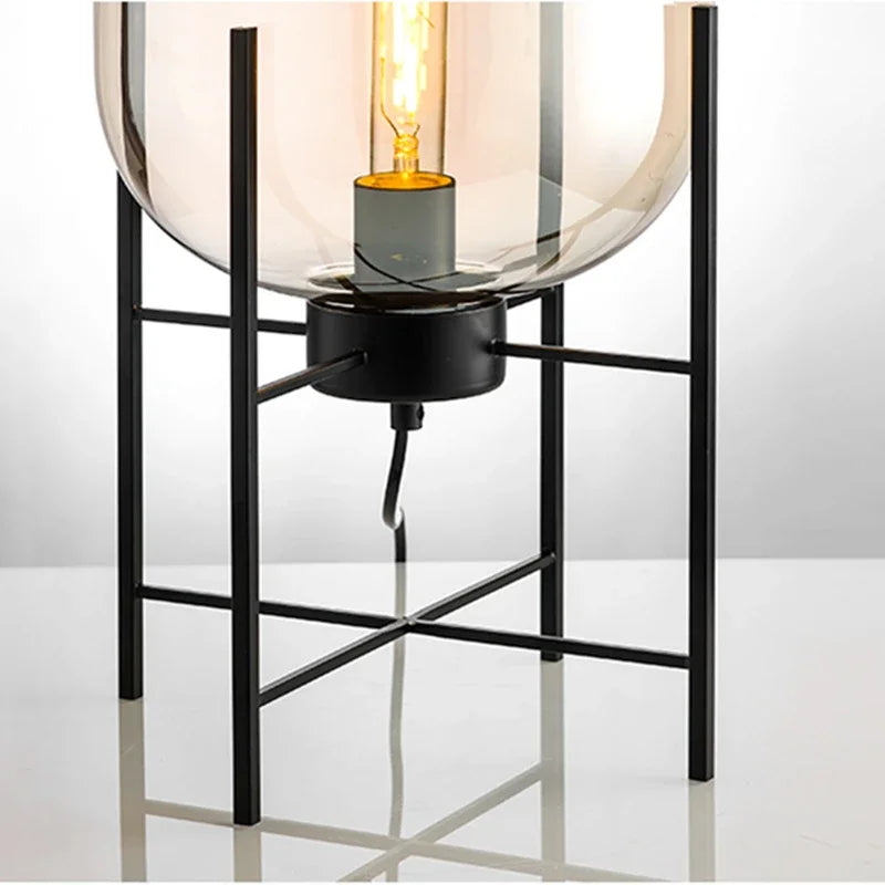 Moderne Tischlampe im nordischen Design für dein Home Office
Diese stilvolle Tischlampe kombiniert minimalistisches Design mit funktionaler Beleuchtung. Der hochwertige Glas-Lampenschirm und das robuste Metall sorgen für eine elegante Optik und langlebige Qualität. Perfekt als Schreibtischlampe im Home Office oder als dekoratives Licht im Wohn- und Schlafzimmer. Dank E27 Fassung kannst du Helligkeit und Lichtfarbe individuell anpassen.