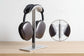 Eleganter Kopfhörerständer aus Aluminiumlegierung für sichere Aufbewahrung von Over-Ear-Headsets wie AirPods Max. Stabiler Desktop-Stand mit rutschfesten Silikonpads – ideal für Schreibtisch, Gaming-Setup oder Homeoffice