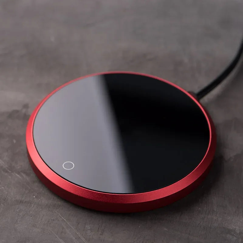Kompakter USB-Tassenwärmer für Zuhause & Büro – Hält Kaffee, Tee, Milch oder Kakao stundenlang warm. Elegantes, platzsparendes Design mit automatischer Abschaltung nach 8 Stunden – ideal für Schreibtisch, Homeoffice oder als Geschenk.
