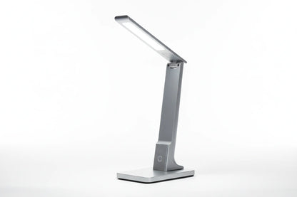Moderne LED Schreibtischlampe – dimmbares Licht für mehr Komfort im Home Office
Diese praktische Tischlampe mit Touch-Steuerung sorgt für angenehmes, augenschonendes Licht bei der Arbeit oder beim Lernen. Das faltbare Design spart Platz, während die USB-Ladefunktion zusätzlichen Komfort bietet. Ideal für ein produktives und modernes Home Office.