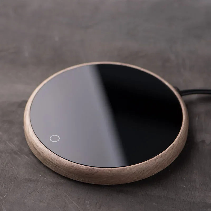 Kompakter USB-Tassenwärmer für Zuhause & Büro – Hält Kaffee, Tee, Milch oder Kakao stundenlang warm. Elegantes, platzsparendes Design mit automatischer Abschaltung nach 8 Stunden – ideal für Schreibtisch, Homeoffice oder als Geschenk.