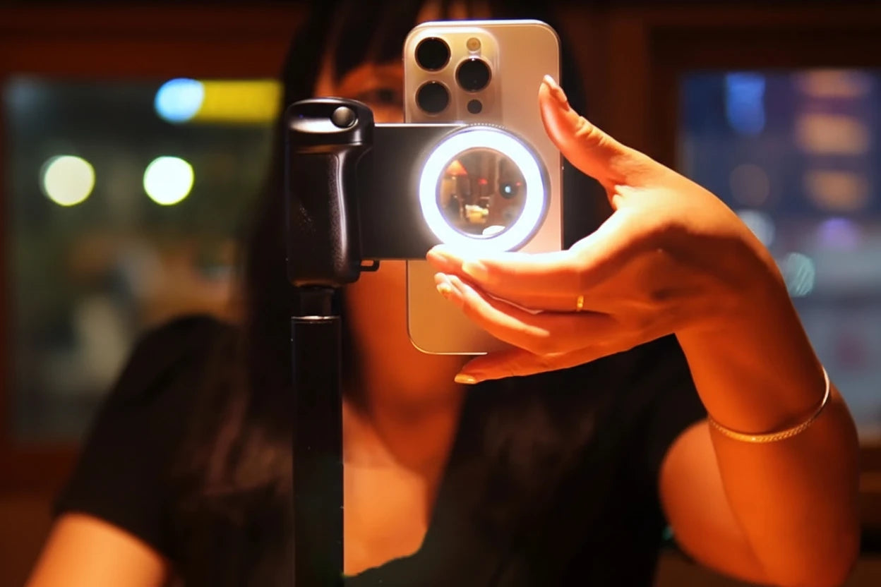 Multifunktionaler Selfie-Grip mit starker Magnetfixierung, Anti-Shake-Technologie und abnehmbarer Bluetooth-Fernbedienung. Mit integriertem Fill-Light für stabile Fotos, Videos und Social-Media-Content – flexibel, kompakt und professionell.