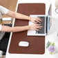 Große Schreibtischunterlage aus Leder – perfektes Setup für dein Home Office
Diese elegante Schreibtischunterlage aus Kunstleder kombiniert Schutz, Komfort und modernes Design. Die glatte Oberfläche ermöglicht präzise Mausbewegungen und ein angenehmes Schreibgefühl, während sie deinen Schreibtisch vor Abnutzung schützt. Perfekt für ein stilvolles und produktives Home Office.