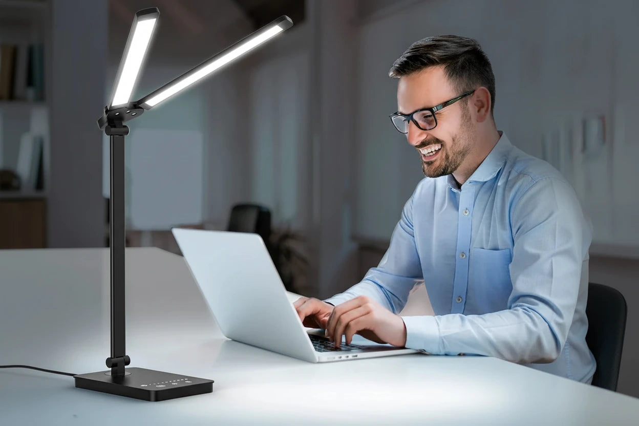 Dual-Head LED Schreibtischlampe mit flexiblem 180° Schwenkarm, 5 Farbmodi und 10 Helligkeitsstufen für optimale Arbeitsplatzbeleuchtung. Augenschonendes Licht, Touch-Steuerung und USB-Ladeports – ideal für Büro, Homeoffice, Studium oder Lesen.