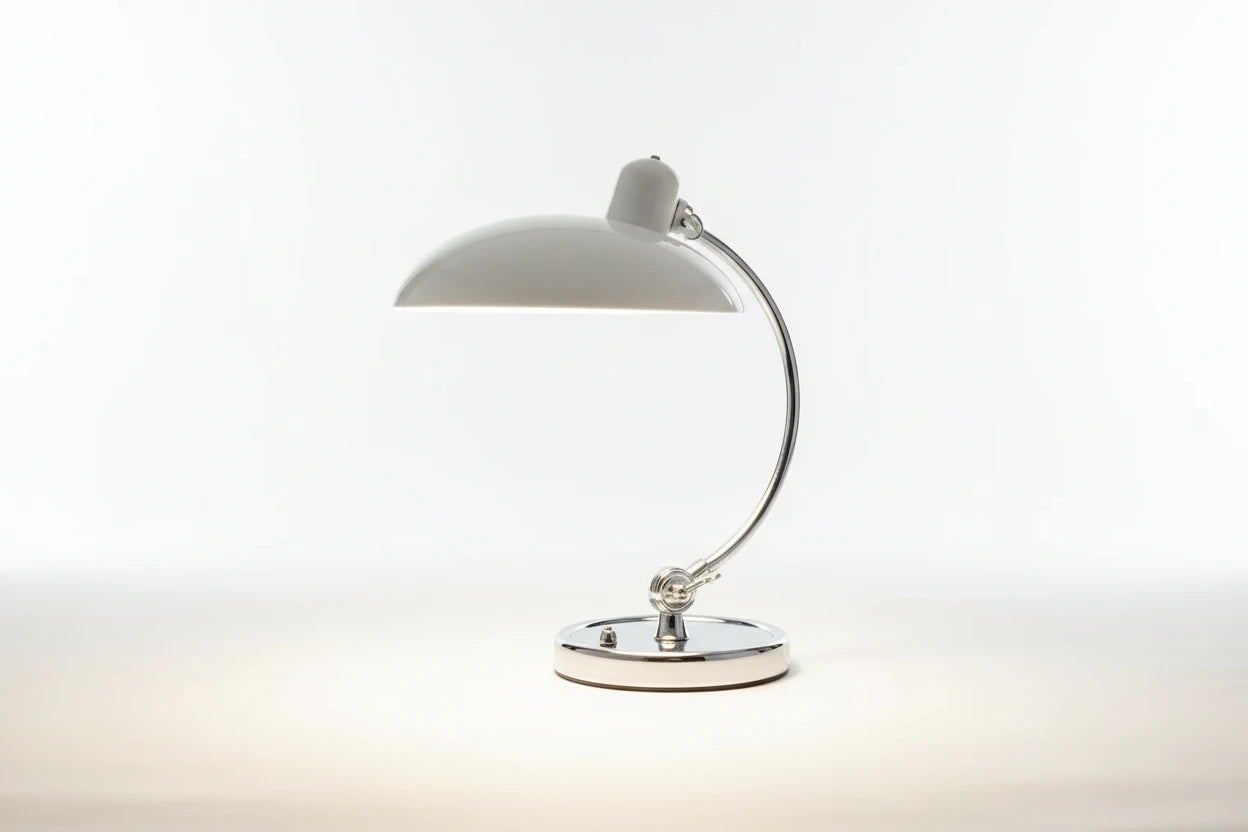 Moderne Tischlampe im Bauhaus- und Nordic-Design – stilvolles Licht für dein Home Office
Diese elegante Tischlampe vereint zeitloses Design mit praktischer Funktionalität. Die verstellbare Lichtausrichtung sorgt für optimalen Komfort beim Arbeiten, während das minimalistische Design jeden Raum optisch aufwertet. Perfekt für ein modernes und gemütliches Home Office
