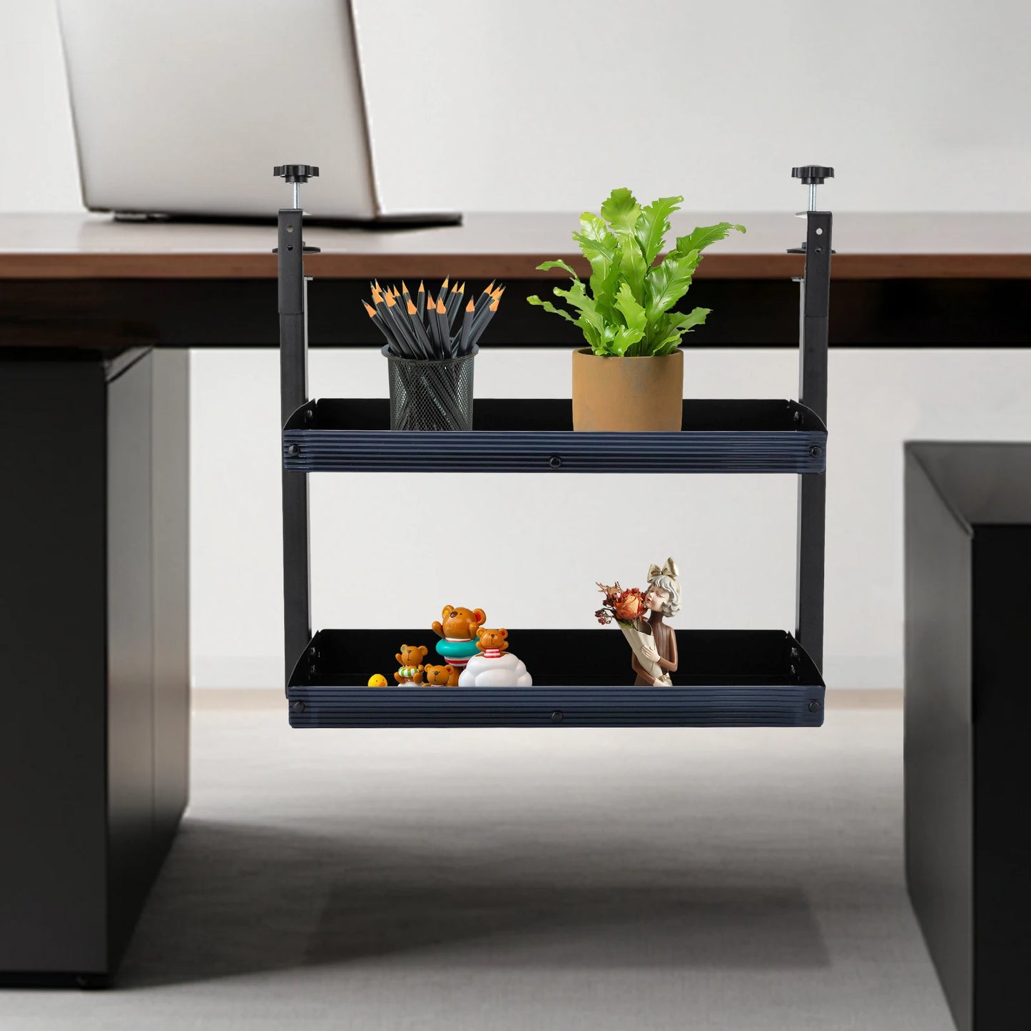 Praktisches 2-stufiges Schreibtischregal zum Anklemmen für Homeoffice, Büro oder Gaming-Setup. Schafft zusätzlichen Stauraum über oder unter der Tischplatte, ohne Bohren oder Platzverlust. Hohe Tragkraft bis 10 kg pro Ebene, verstellbare Tischklemme bis 43 mm und stabiler Schutzrand – platzsparend, robust und vielseitig einsetzbar.