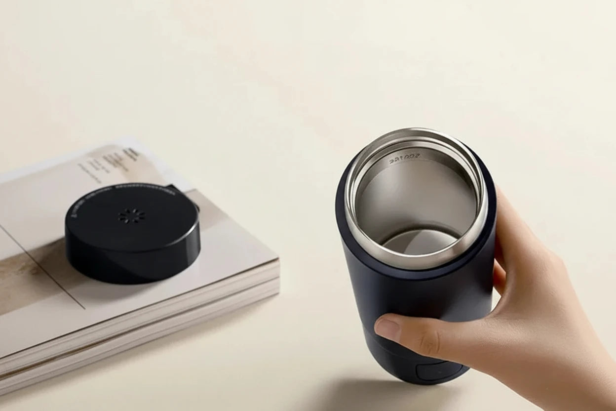 Edelstahl Thermobecher mit auslaufsicherem Verschluss – hält Getränke bis zu 6 Stunden heiß oder kalt. Kompakt, tragbar und ideal für Büro, Reisen, Schule oder Outdoor-Aktivitäten. Robust, zuverlässig und sofort einsatzbereit.