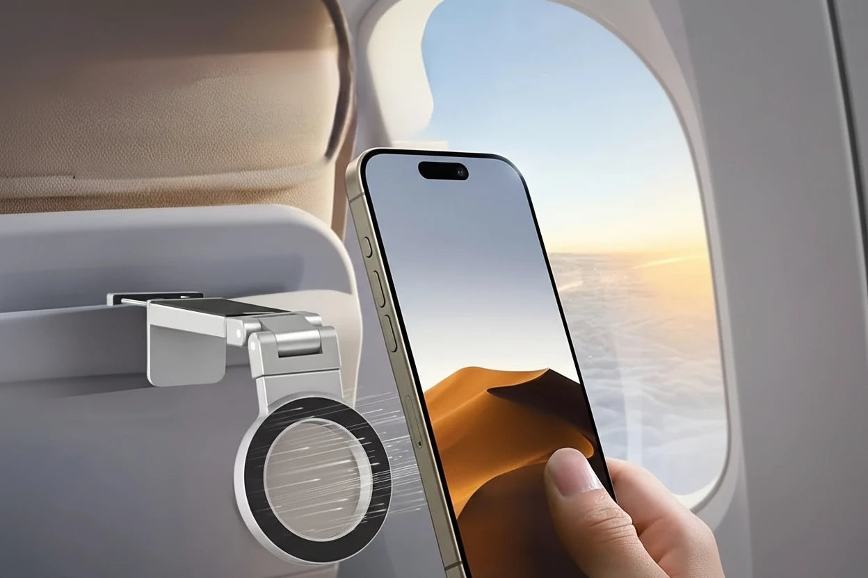 Kompakter magnetischer Handyhalter für Reisen mit MagSafe-Befestigung und 360° verstellbarem Winkel. Ideal für Flugzeug, Zug oder Büro – ermöglicht freihändiges Streamen, Arbeiten oder Videoanrufe unterwegs.