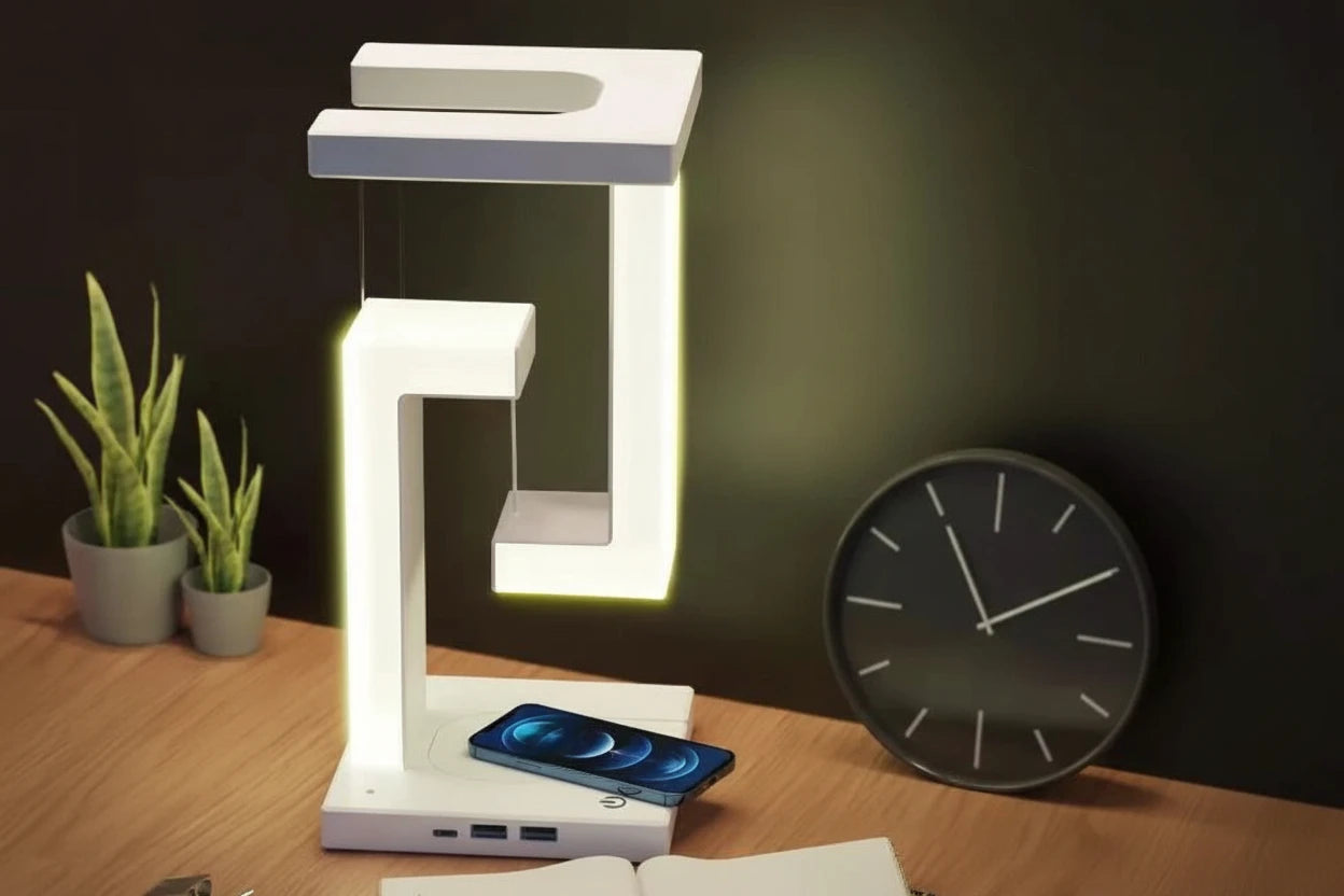 Schwebende Tischlampe mit Wireless Charger – Design trifft Funktion im Home Office
Diese außergewöhnliche LED Lampe mit schwebendem Design ist ein echter Hingucker und bietet gleichzeitig kabelloses Laden, USB-Anschluss und dimmbares Licht. Ideal für alle, die modernes Design und smarte Funktionen in ihrem Home Office oder Schlafzimmer kombinieren möchten.