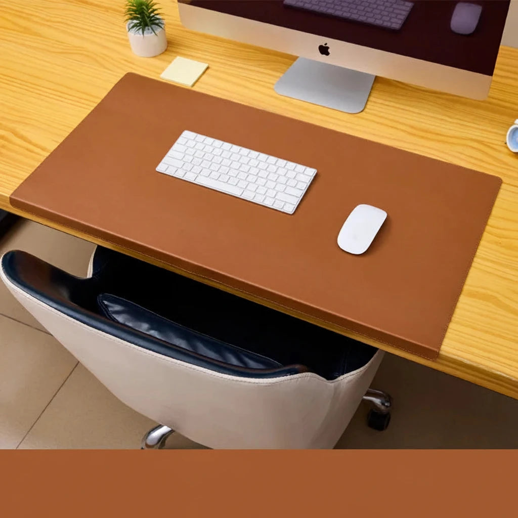 Große ergonomische Schreibtischunterlage mit integrierter Armauflage für mehr Komfort beim Arbeiten, Lernen oder Gaming. Die weiche Polsterung entlastet Handgelenke und Ellenbogen, während die große Fläche Platz für Laptop, Tastatur und Maus bietet. Strapazierfähiges PU-Material, rutschfeste Unterseite und faltbares Design machen sie praktisch, pflegeleicht und ideal für Homeoffice oder Büro.