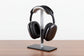 Eleganter Kopfhörerständer aus Aluminiumlegierung für sichere Aufbewahrung von Over-Ear-Headsets wie AirPods Max. Stabiler Desktop-Stand mit rutschfesten Silikonpads – ideal für Schreibtisch, Gaming-Setup oder Homeoffice