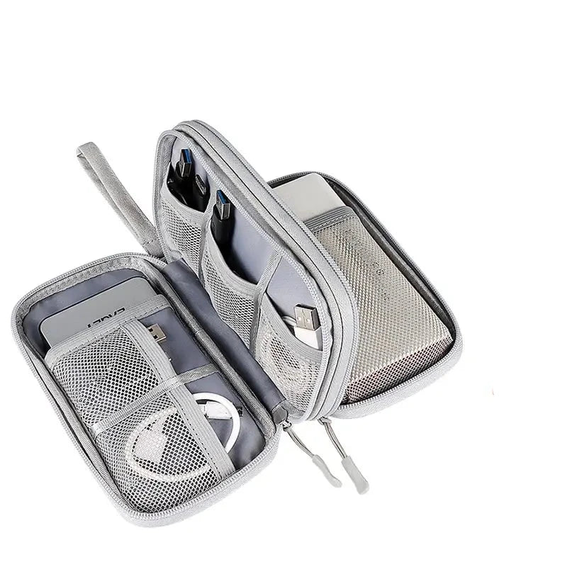 Kabel Organizer Tasche im Home Office auf dem Schreibtisch