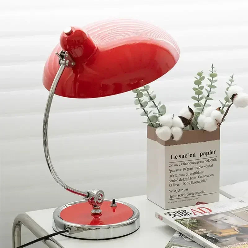 Moderne Tischlampe im Bauhaus- und Nordic-Design – stilvolles Licht für dein Home Office
Diese elegante Tischlampe vereint zeitloses Design mit praktischer Funktionalität. Die verstellbare Lichtausrichtung sorgt für optimalen Komfort beim Arbeiten, während das minimalistische Design jeden Raum optisch aufwertet. Perfekt für ein modernes und gemütliches Home Office