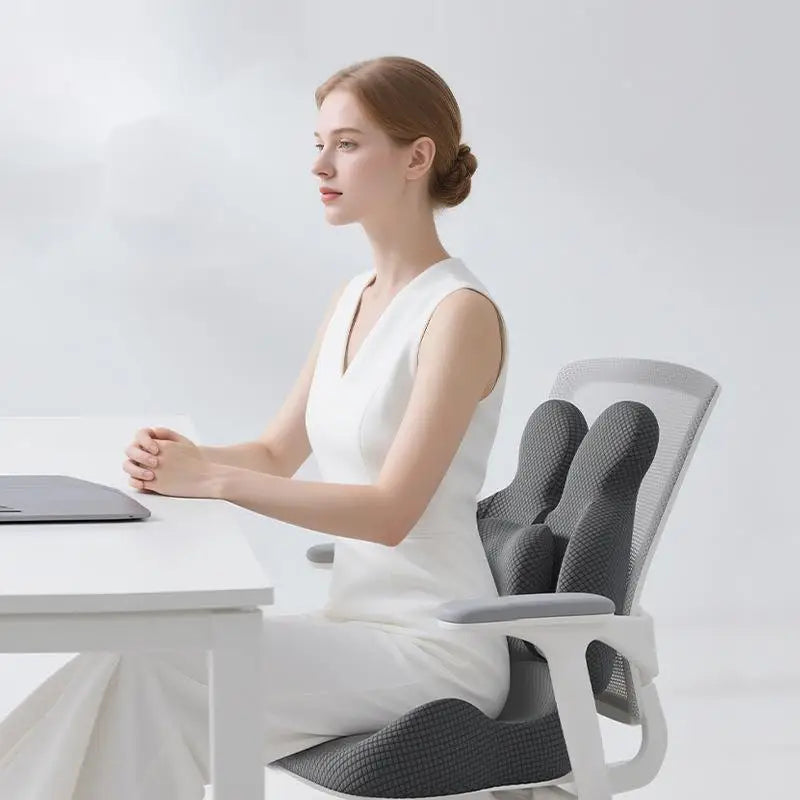 Ergonomisches Sitz- und Rückenkissen aus Memory-Schaum für Zuhause oder Büro. Unterstützt Rücken und Taille, fördert eine aufrechte Sitzhaltung und sorgt dank weichem, atmungsaktivem Bezug für langanhaltenden Komfort auf Stühlen, Sofas oder Sesseln.