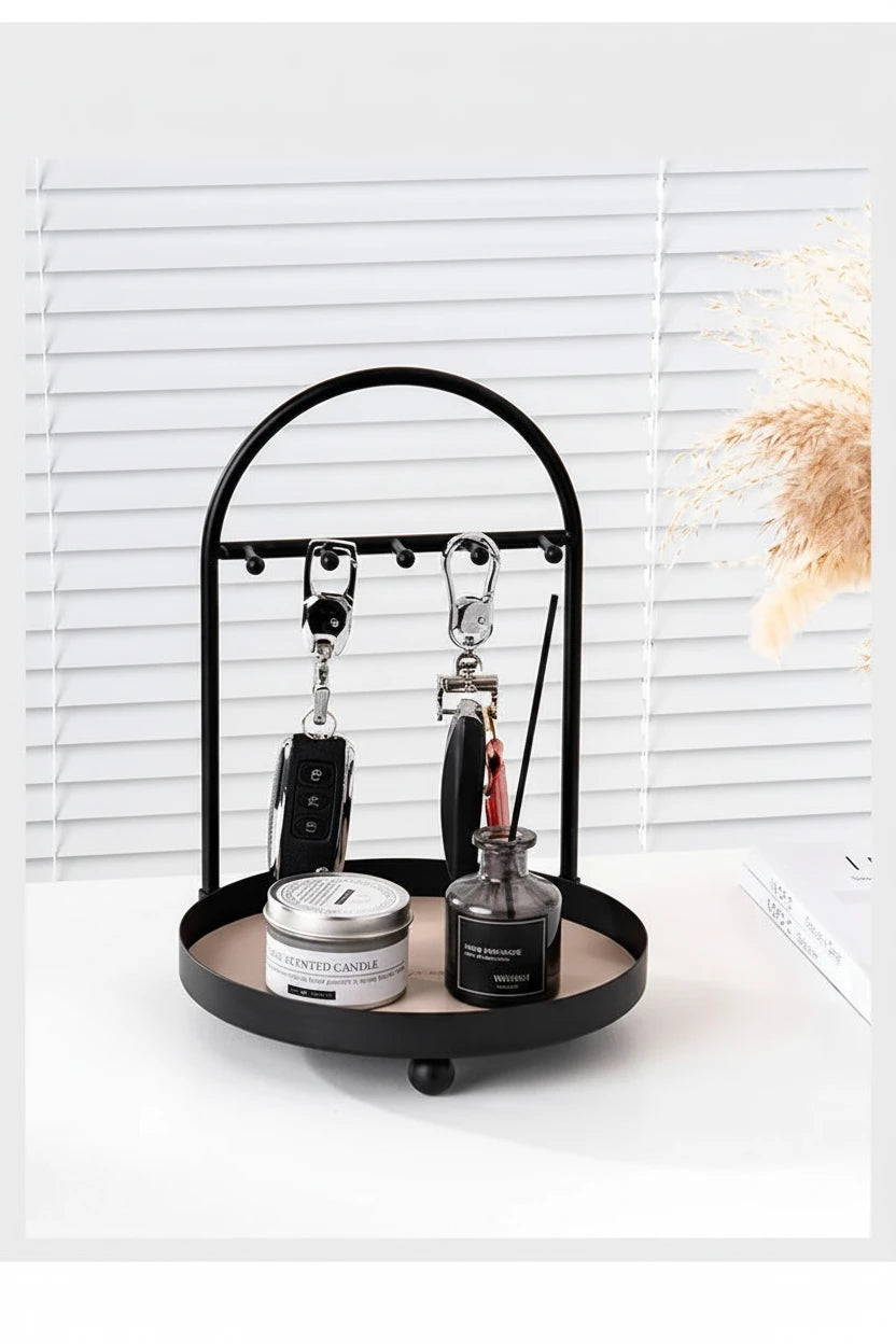 Moderner Schlüsselhalter aus Metall für eine ordentliche Aufbewahrung von Schlüsseln, Schmuck, Karten und kleinen Accessoires. Das mehrschichtige Design mit praktischen Haken bietet viel Stauraum und kann flexibel an der Wand oder auf dem Tisch genutzt werden. Platzsparend, robust und ideal für Flur, Homeoffice, Büro oder Schlafzimmer.