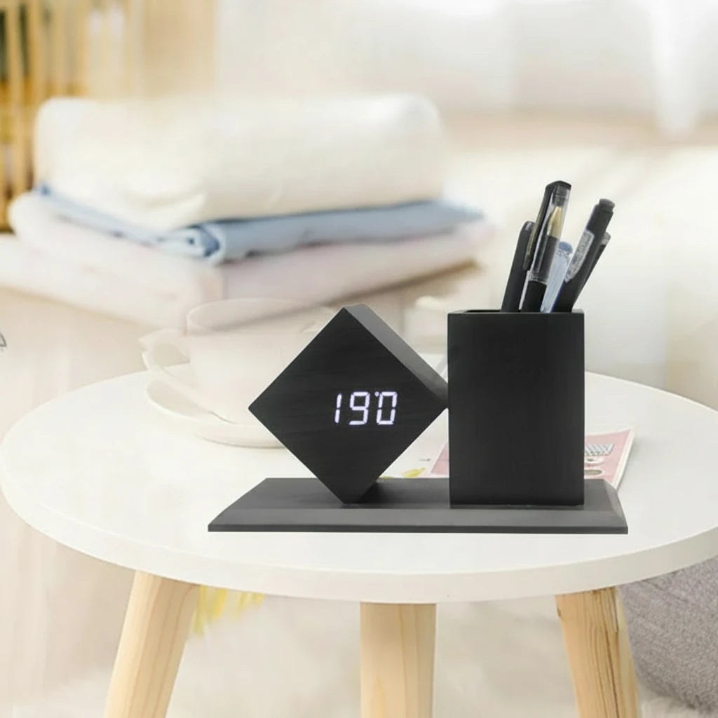 Moderne Holz-Digitaluhr mit integriertem Stiftehalter für mehr Ordnung auf dem Schreibtisch. Das 3-in-1 Design kombiniert LED-Uhr, Organizer und Stiftehalter in einem platzsparenden Gehäuse. Mit USB- oder Batteriebetrieb, natürlicher Holzoptik und praktischer Aufbewahrung ist sie ideal für Homeoffice, Büro oder Arbeitszimmer.
