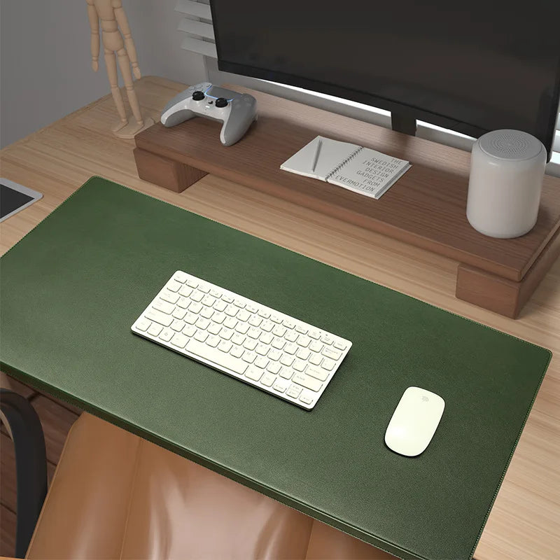 Große ergonomische Schreibtischunterlage mit integrierter Armauflage für mehr Komfort beim Arbeiten, Lernen oder Gaming. Die weiche Polsterung entlastet Handgelenke und Ellenbogen, während die große Fläche Platz für Laptop, Tastatur und Maus bietet. Strapazierfähiges PU-Material, rutschfeste Unterseite und faltbares Design machen sie praktisch, pflegeleicht und ideal für Homeoffice oder Büro.
