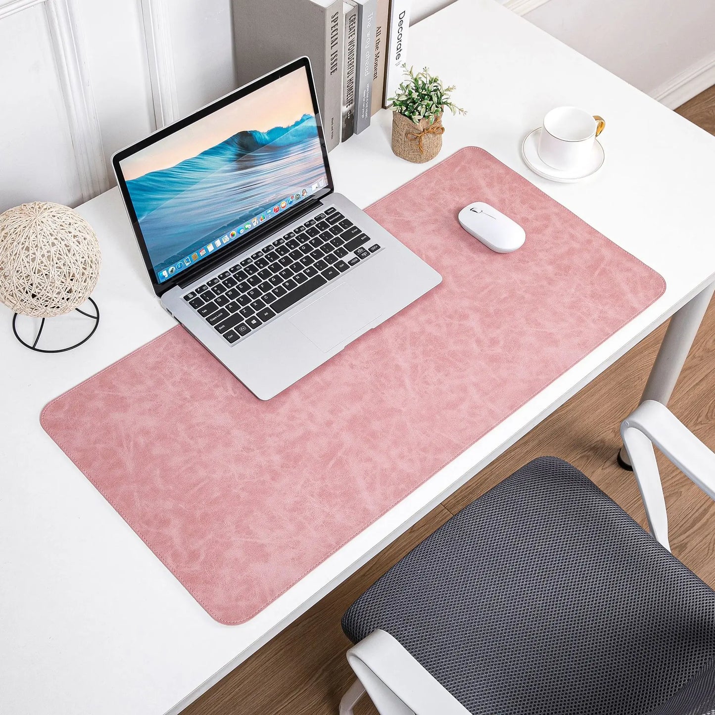 Große Schreibtischunterlage aus Leder – perfektes Setup für dein Home Office
Diese elegante Schreibtischunterlage aus Kunstleder kombiniert Schutz, Komfort und modernes Design. Die glatte Oberfläche ermöglicht präzise Mausbewegungen und ein angenehmes Schreibgefühl, während sie deinen Schreibtisch vor Abnutzung schützt. Perfekt für ein stilvolles und produktives Home Office.