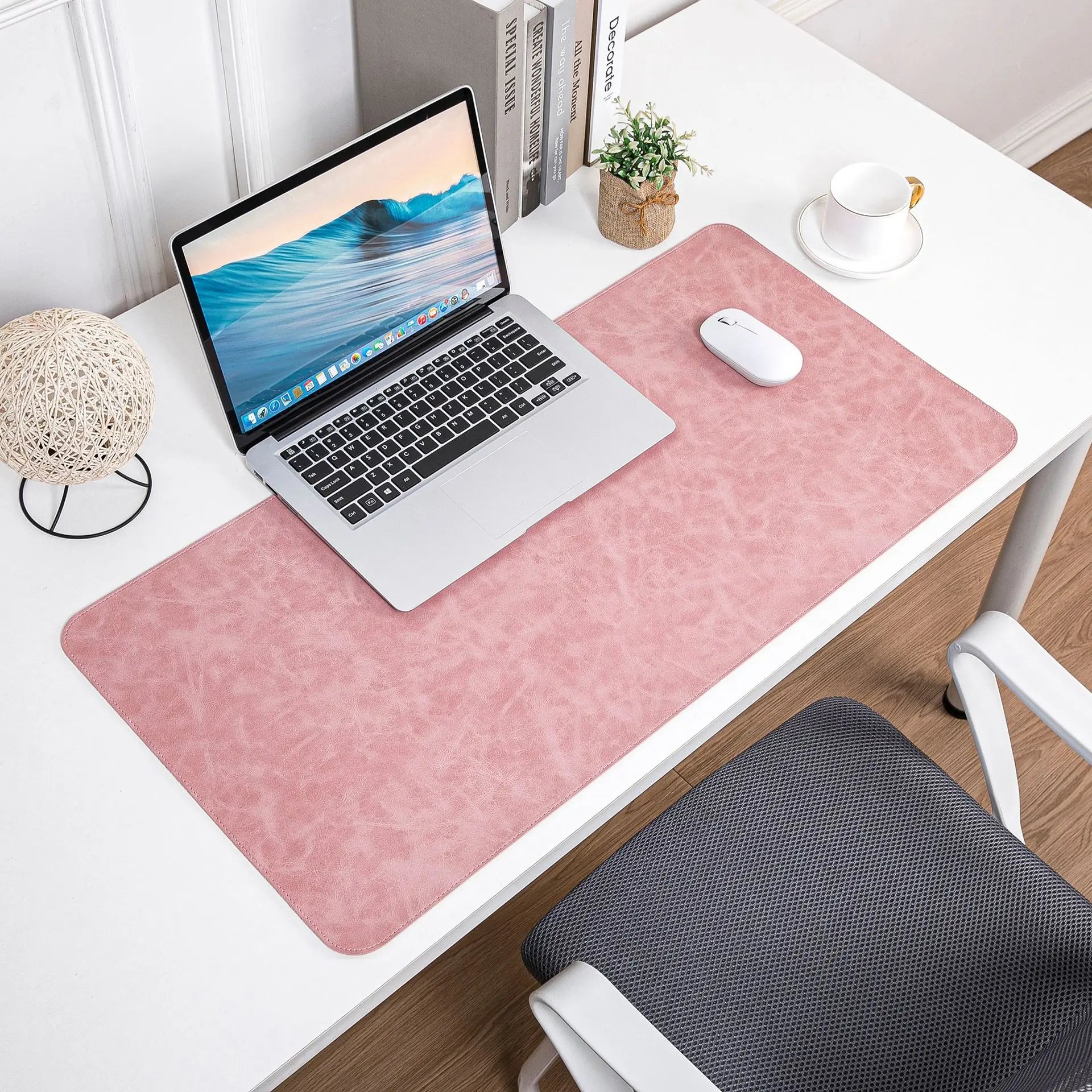 Große Schreibtischunterlage aus Leder – perfektes Setup für dein Home Office
Diese elegante Schreibtischunterlage aus Kunstleder kombiniert Schutz, Komfort und modernes Design. Die glatte Oberfläche ermöglicht präzise Mausbewegungen und ein angenehmes Schreibgefühl, während sie deinen Schreibtisch vor Abnutzung schützt. Perfekt für ein stilvolles und produktives Home Office.