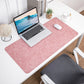 Große Schreibtischunterlage aus Leder – perfektes Setup für dein Home Office
Diese elegante Schreibtischunterlage aus Kunstleder kombiniert Schutz, Komfort und modernes Design. Die glatte Oberfläche ermöglicht präzise Mausbewegungen und ein angenehmes Schreibgefühl, während sie deinen Schreibtisch vor Abnutzung schützt. Perfekt für ein stilvolles und produktives Home Office.
