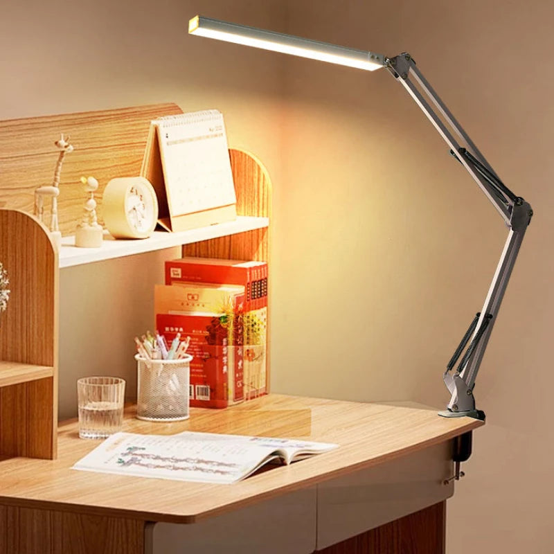 LED Schreibtischlampe mit Klemme & USB-Anschluss – Flexible, flimmerfreie Arbeitsplatzlampe mit 3 Lichtmodi und 10 Helligkeitsstufen. 360° drehbar, platzsparend befestigt und ideal für Homeoffice, Lesen, Nähen oder präzises Arbeiten am Schreibtisch.