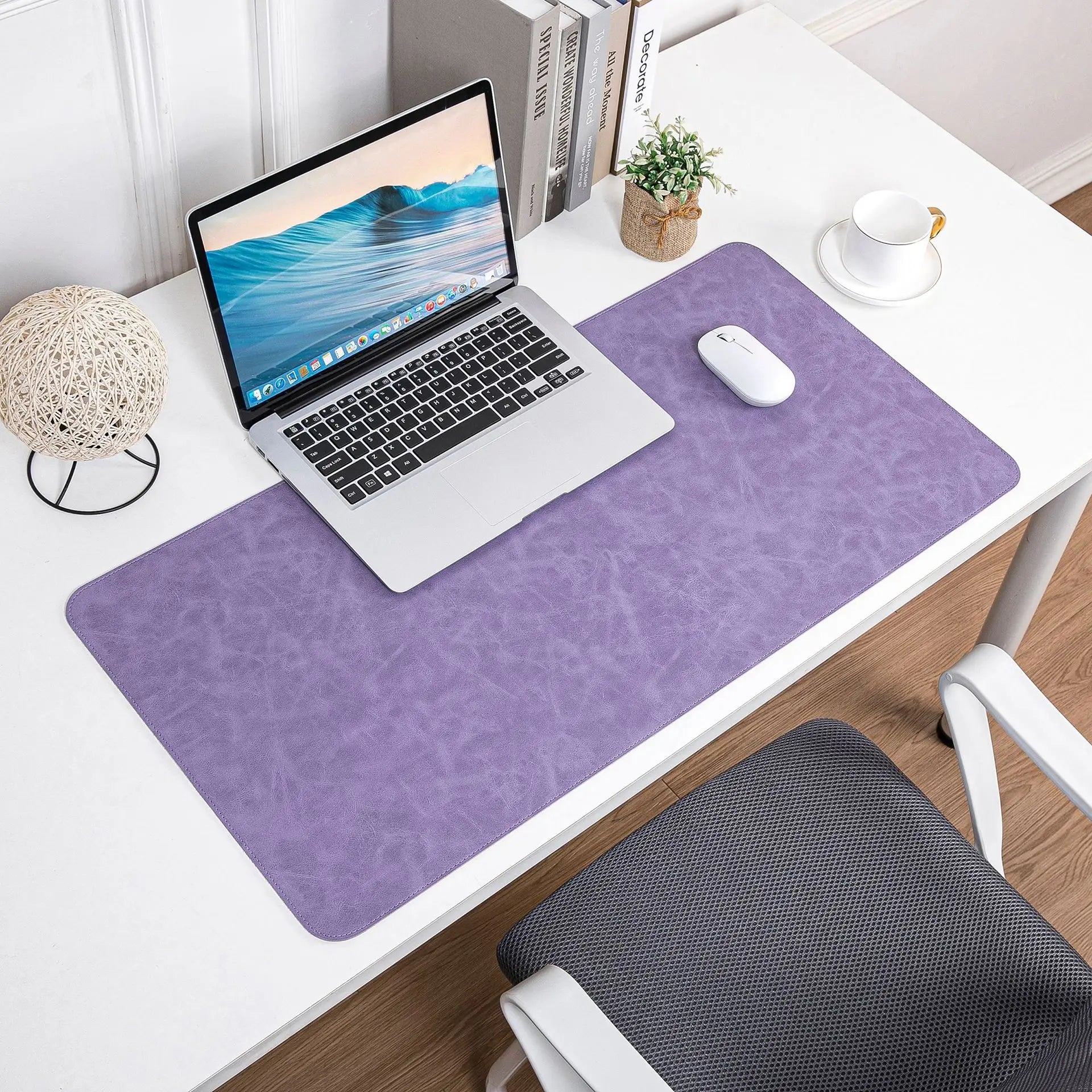 Große Schreibtischunterlage aus Leder – perfektes Setup für dein Home Office
Diese elegante Schreibtischunterlage aus Kunstleder kombiniert Schutz, Komfort und modernes Design. Die glatte Oberfläche ermöglicht präzise Mausbewegungen und ein angenehmes Schreibgefühl, während sie deinen Schreibtisch vor Abnutzung schützt. Perfekt für ein stilvolles und produktives Home Office.